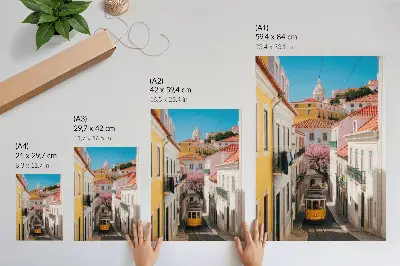 Affiche décorative une rue avec un tramway, des immeubles aux couleurs pastel et des fleurs