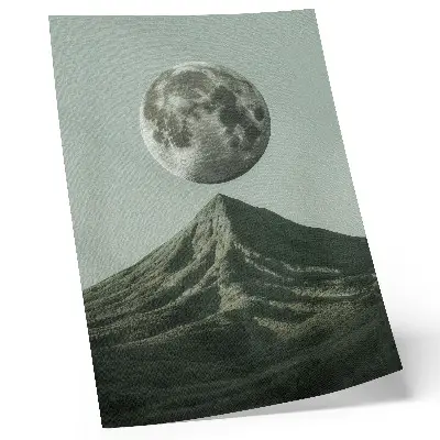 Impression sur toile lune au-dessus de la montagne dans des nuances vertes au paysage mystérieux