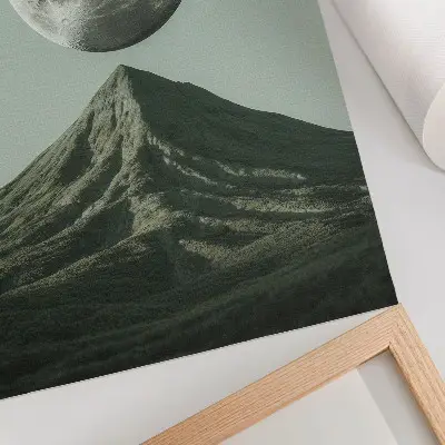 Impression sur toile lune au-dessus de la montagne dans des nuances vertes au paysage mystérieux