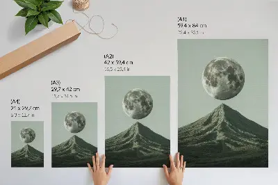 Impression sur toile lune au-dessus de la montagne dans des nuances vertes au paysage mystérieux