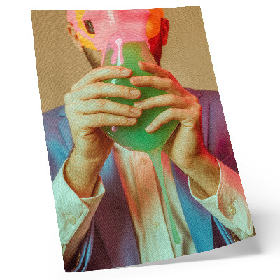 Affiche décorative Un masque coloré dans les mains d'une figure surréaliste