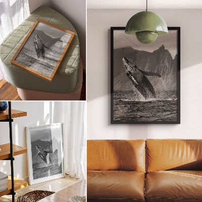 Affiche décorative Photo d'une baleine qui saute, avec des montagnes en arrière-plan.