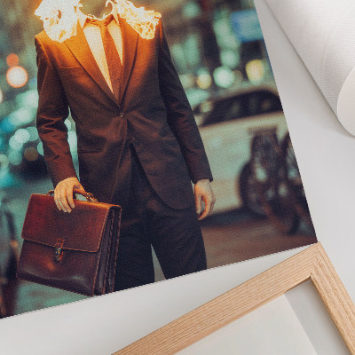 Affiche décorative Un homme élégant, la tête en feu, dans la ville
