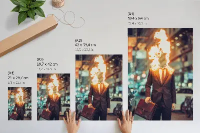 Affiche décorative représentant un homme élégant avec la tête en feu dans une ville