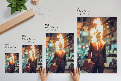 Affiche décorative Un homme élégant, la tête en feu, dans la ville