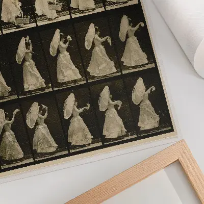 Impression sur toile Femme soulevant un panier et agitant un mouchoir (vers 1887) d'Eadweard Muybridge