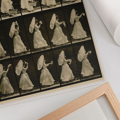 Impression sur toile Femme soulevant un panier et agitant un mouchoir (vers 1887), par Eadweard Muybridge