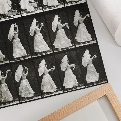 Affiche décorative femme soulevant un panier et agitant un mouchoir (1887) par Eadweard Muybridge