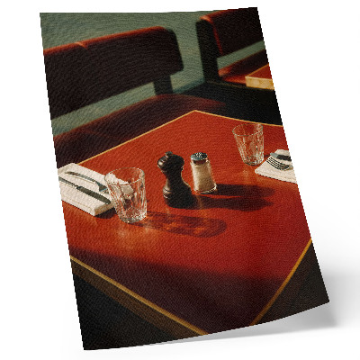Affiche décorative Une table dans un restaurant avec des épices et des verres