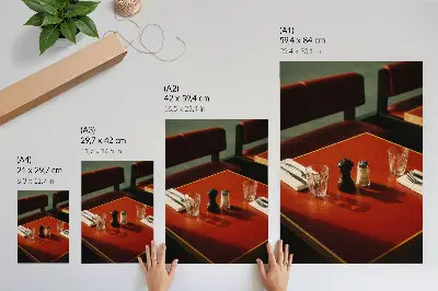 Affiche décorative représentant une table de restaurant avec des épices et des verres
