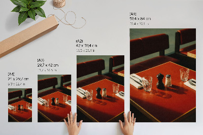 Affiche décorative Une table dans un restaurant avec des épices et des verres