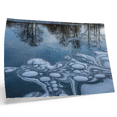 Affiche Glace sur le lac, reflets des arbres, tons bleus