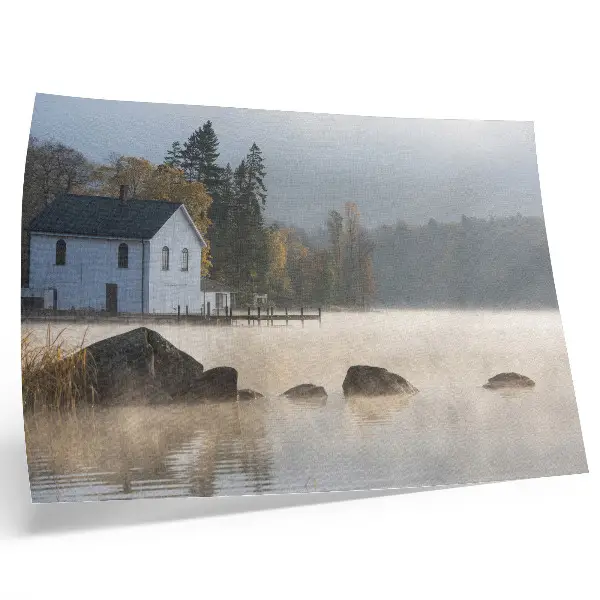 Affiche décorative paysage automnal de lac avec chalet et arbres dans la brume