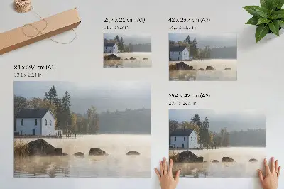 Affiche décorative paysage automnal de lac avec chalet et arbres dans la brume