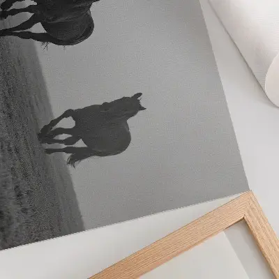 Affiche chevaux au galop dans une brume légère sur un espace paisible