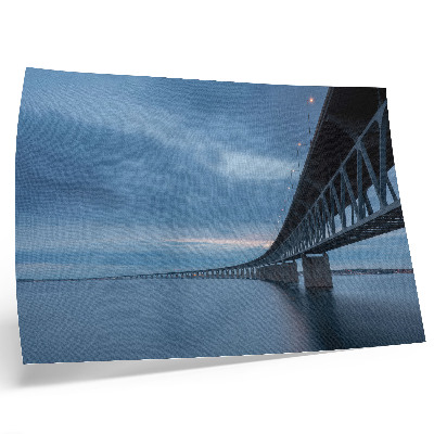 Affiche Un pont moderne enjambant des eaux calmes