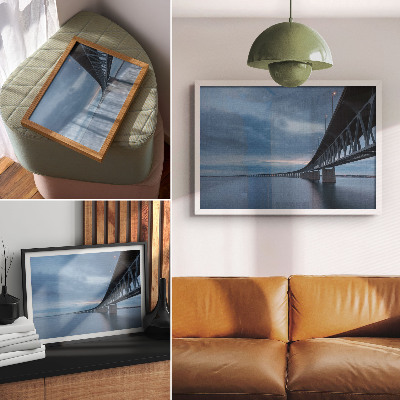 Affiche Un pont moderne enjambant des eaux calmes