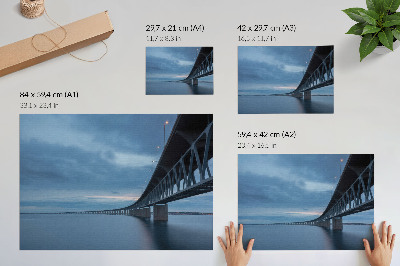 Affiche Un pont moderne enjambant des eaux calmes