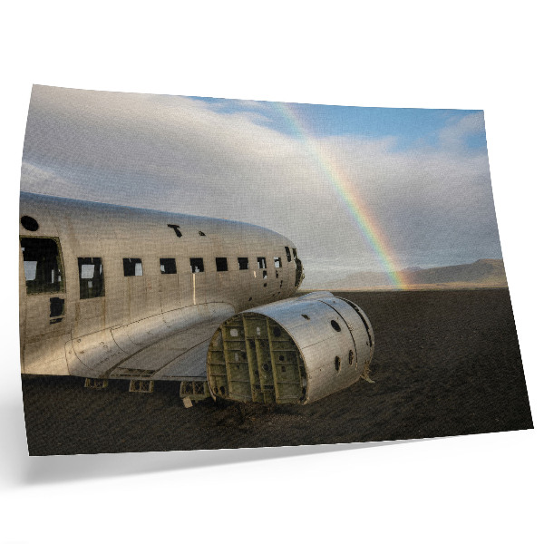 Affiche L'épave d'un avion en métal avec un arc-en-ciel en arrière-plan.