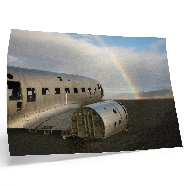Affiche représentant l'épave d'un avion en métal avec un arc-en-ciel en arrière-plan