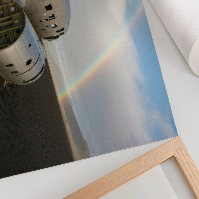 Affiche L'épave d'un avion en métal avec un arc-en-ciel en arrière-plan.