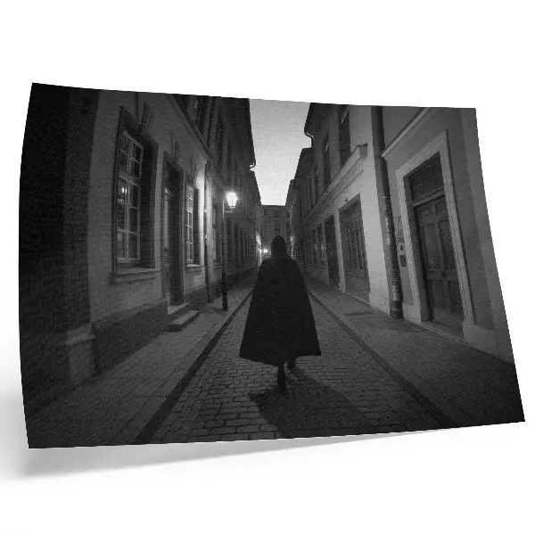 Affiche rue sombre avec une silhouette mystérieuse et une atmosphère nostalgique