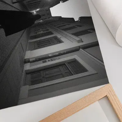Affiche rue sombre avec une silhouette mystérieuse et une atmosphère nostalgique