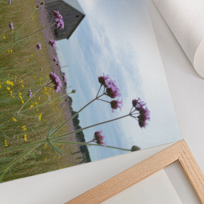 Affiche décorative prairie fleurie violette et jaune dans une grange de campagne