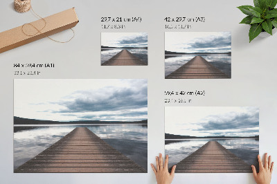 Affiche Un quai pittoresque au bord du lac avec vue sur les montagnes