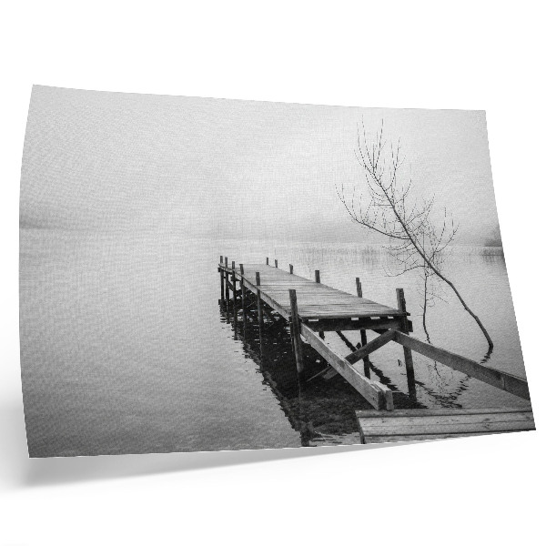 Affiche décorative Un ponton en bois se détachant sur le fond d'un lac calme.