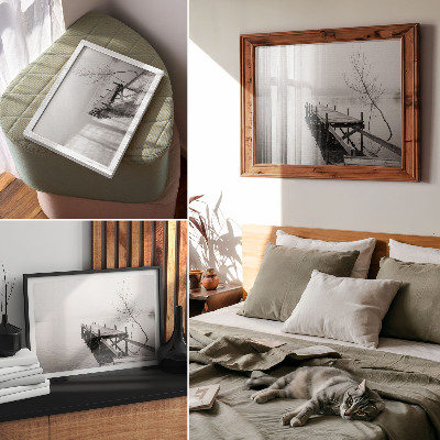 Affiche décorative Un ponton en bois se détachant sur le fond d'un lac calme.