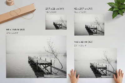 Affiche décorative Un ponton en bois se détachant sur le fond d'un lac calme.
