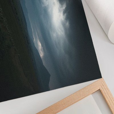 Affiche et poster Parapluie rouge, nuages ​​sombres, paysage de montagnes