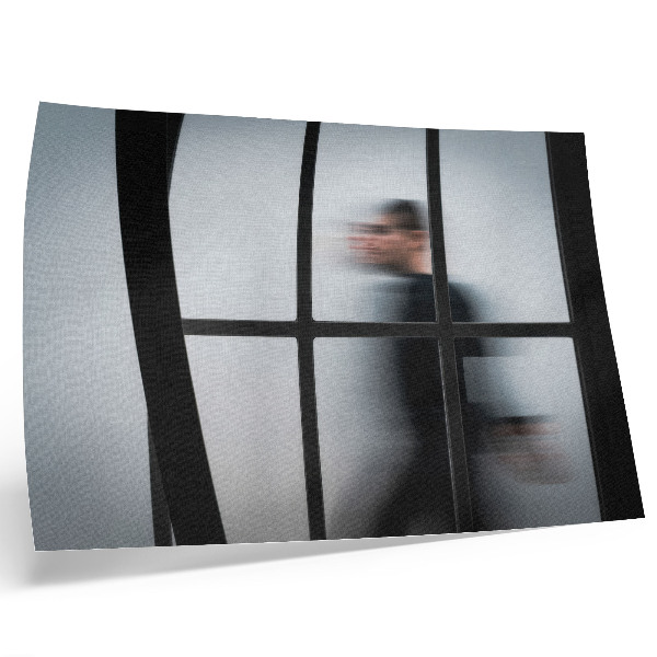 Affiche Silhouette noire derrière un cadre en verre, minimalisme gris