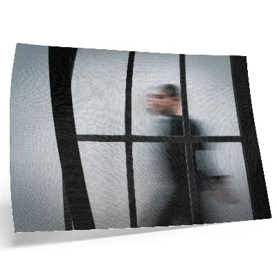 Affiche silhouette noire derrière un cadre en verre dans un style minimaliste gris