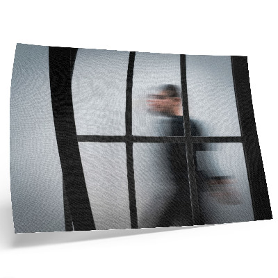 Affiche Silhouette noire derrière un cadre en verre, minimalisme gris