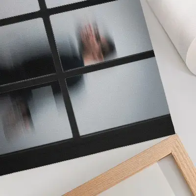 Affiche silhouette noire derrière un cadre en verre dans un style minimaliste gris