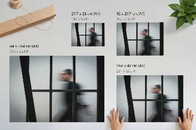 Affiche silhouette noire derrière un cadre en verre dans un style minimaliste gris