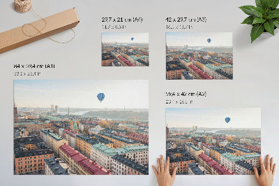 Affiche et poster Ballons colorés survolant les immeubles dans le ciel