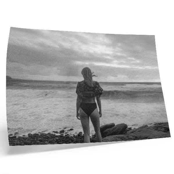 Affiche et poster Scène en noir et blanc avec une silhouette au bord de l'eau