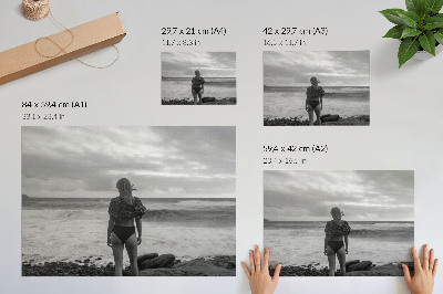 Affiche et poster Scène en noir et blanc avec une silhouette au bord de l'eau