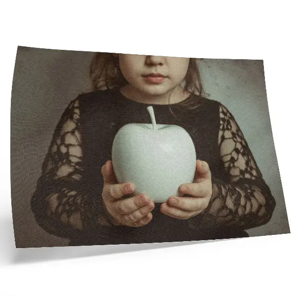 Affiche fille aux fruits blancs dans une atmosphère mystérieuse