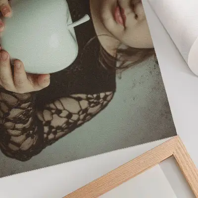 Affiche fille aux fruits blancs dans une atmosphère mystérieuse