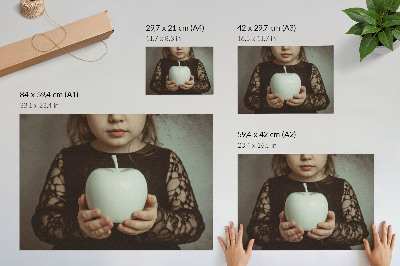 Affiche Fille aux fruits blancs, atmosphère mystérieuse