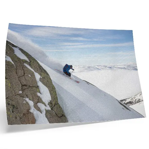 Affiche et poster skieurs sur sommets enneigés sous un ciel bleu harmonieux