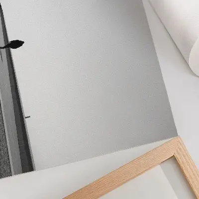 Affiche silhouette minimaliste aux ombres marquées dans un style moderne