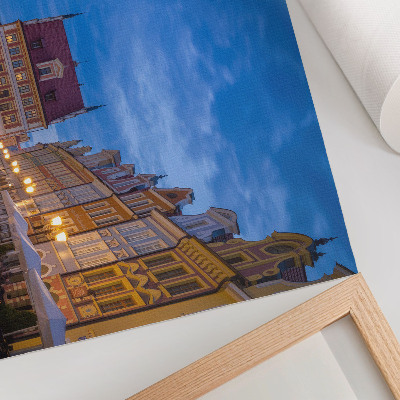 Affiche décorative Immeubles historiques illuminés le soir par des lumières colorées