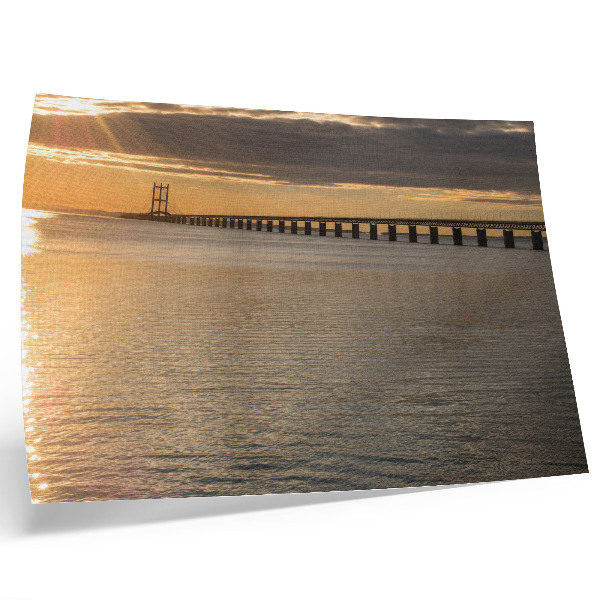 Affiche décorative Un pont à l'horizon éclairé par le soleil