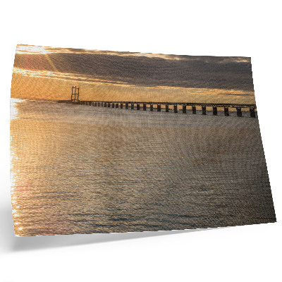 Affiche décorative Un pont à l'horizon éclairé par le soleil