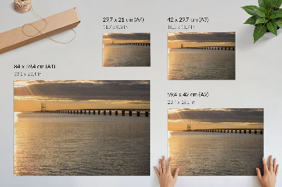 Affiche décorative Un pont à l'horizon éclairé par le soleil